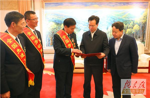 慶陽市3名全國勞動模范和先進(jìn)工作者載譽歸來！贠建民盧小亨親切會見