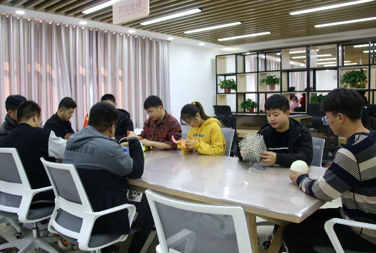 介子路社區(qū)360大學(xué)生社會(huì)實(shí)踐基地科創(chuàng)空間。  本報(bào)記者  盤小美  攝 