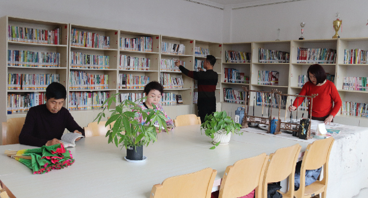 居民在社區(qū)城市書吧看書、繪畫。  通訊員  郭芳  攝  