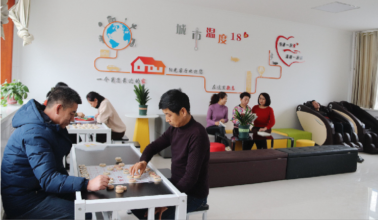 市民在東大街社區(qū)陽光客廳休閑娛樂。  通訊員  郭芳  攝  