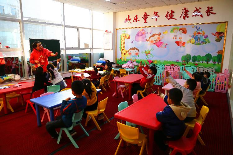 麗景幼兒園學(xué)生在合水東路社區(qū)的“四點(diǎn)半課堂”做互動(dòng)游戲。  通訊員  翟娜娜  攝  