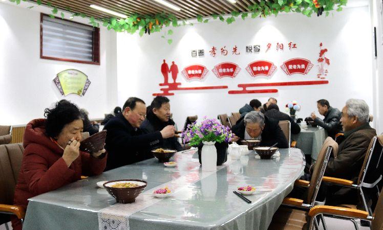 南苑路社區(qū)，老人在“老年餐桌”就餐。  通訊員  耿洋洋  攝  