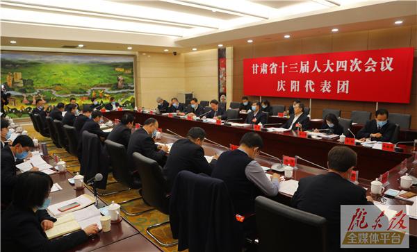盧小亨在列席省十三屆人大四次會(huì)議慶陽(yáng)代表團(tuán)會(huì)議時(shí)表示 認(rèn)真落實(shí)省委省政府工作部署 加快推進(jìn)慶陽(yáng)“五區(qū)一中心”建設(shè)