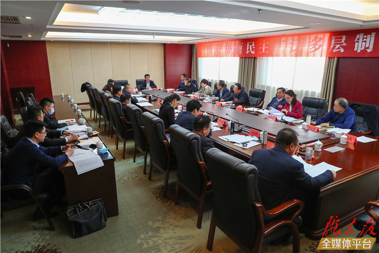 【圖說兩會】看！政協(xié)委員熱議政府工作報(bào)告