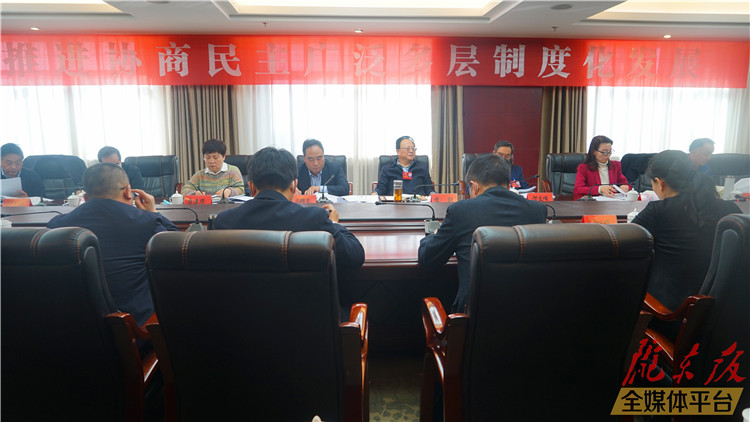 李銀在參加市政協(xié)四屆五次會議分組討論時(shí)強(qiáng)調(diào) 把握新方位 擔(dān)當(dāng)新使命 為加快建設(shè)幸福美好新慶陽獻(xiàn)計(jì)出力