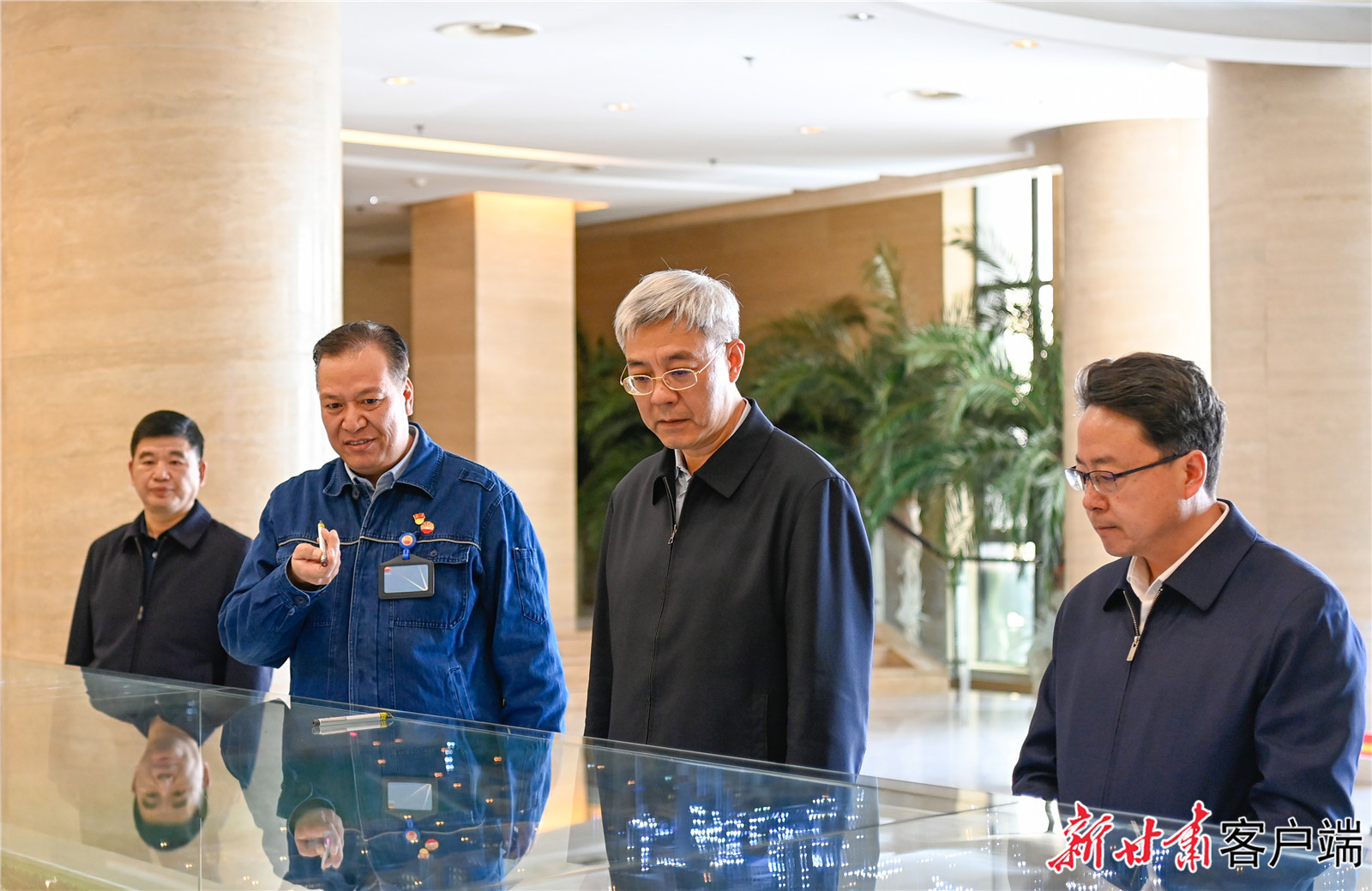 尹弘在慶陽(yáng)市調(diào)研指導(dǎo)工作時(shí)強(qiáng)調(diào)：立足資源稟賦打造特色產(chǎn)業(yè)集群，奮發(fā)有為推動(dòng)革命老區(qū)振興發(fā)展