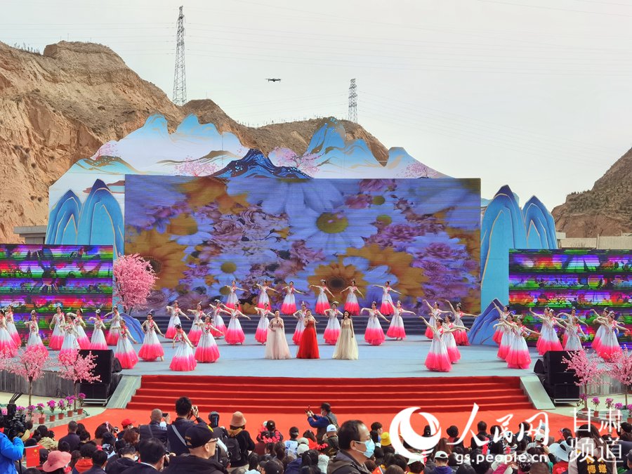第38屆蘭州桃花旅游節(jié)開幕式上的舞蹈表演。 人民網(wǎng) 高翔攝