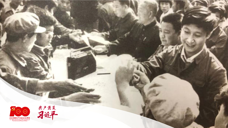 習(xí)近平帶領(lǐng)縣委工作人員在正定接頭發(fā)放《民意調(diào)查表》。 （圖片來源于《習(xí)近平在正定》）