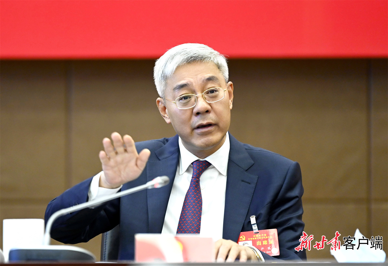 尹弘?yún)⒓游渫写韴F討論時強調：找準功能定位，發(fā)揮比較優(yōu)勢，積極融入“一核三帶”區(qū)域發(fā)展格局