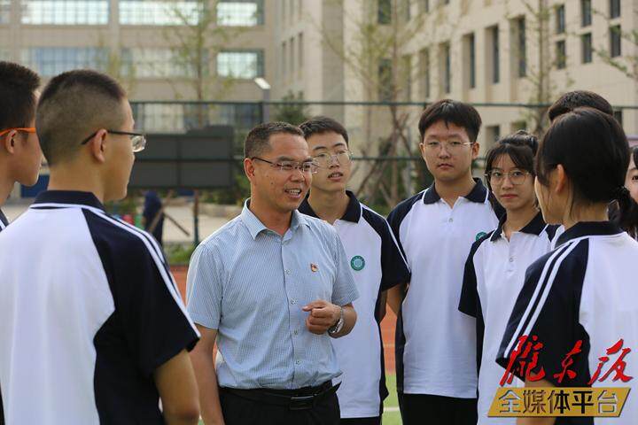 【教育高質(zhì)量發(fā)展·校長(zhǎng)訪談】聚焦內(nèi)涵謀新篇 推動(dòng)發(fā)展開(kāi)新局——訪慶陽(yáng)四中黨總支書(shū)記、校長(zhǎng)齊建偉