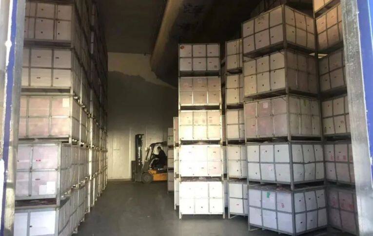 恒溫保鮮冷藏庫里存放的裝滿蘋果的果筐。