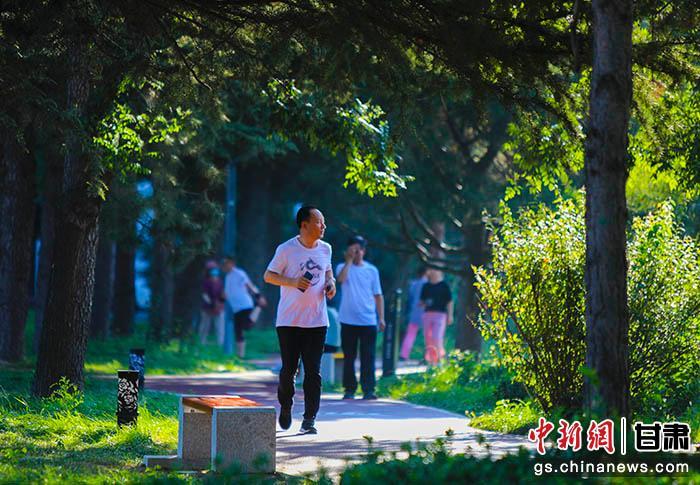 圖為市民在西峰區(qū)人民廣場(chǎng)休閑鍛煉。(資料圖)俄少飛 攝