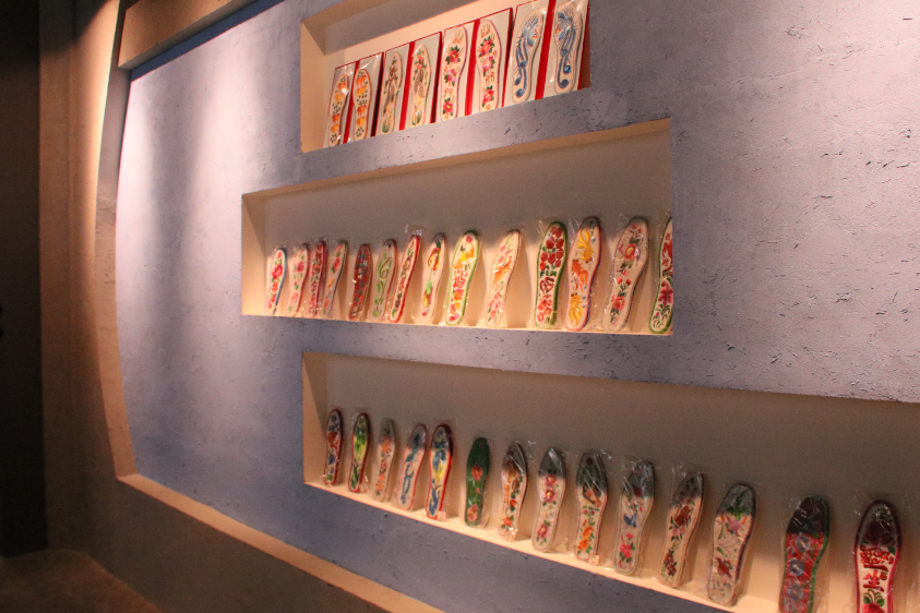 莊子峁生態(tài)農(nóng)莊農(nóng)耕文化展示廳內(nèi)展示的手工刺繡鞋墊。