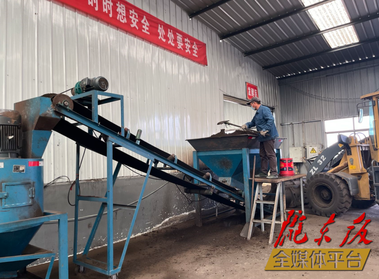合水縣充分利用當?shù)匦笄菁S便及秸稈回收的有機肥料“變廢為肥”。本報記者 劉萍凝 攝