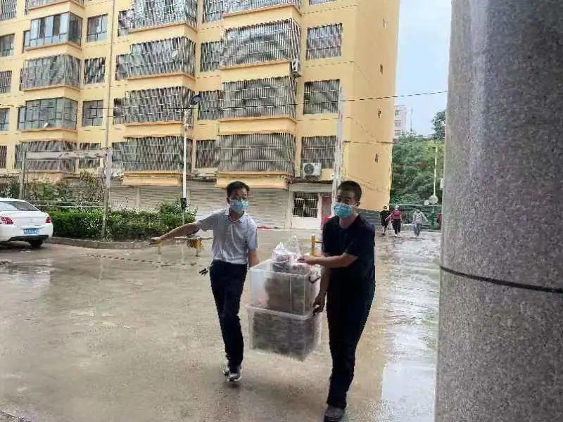 看到路邊的醫(yī)護(hù)人員，鎮(zhèn)原這對(duì)80后夫妻果斷做了一個(gè)決定！