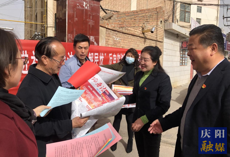 慶陽市司法局在合水縣老城鎮(zhèn)開展送法下鄉(xiāng)活動。