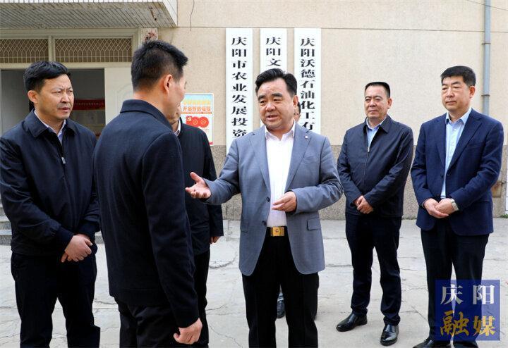 黃澤元在調(diào)研市屬國有企業(yè)改革發(fā)展工作時(shí)強(qiáng)調(diào) 突出主責(zé)主業(yè)提升企業(yè)核心競爭力 深化改革創(chuàng)新激發(fā)企業(yè)發(fā)展新動(dòng)能