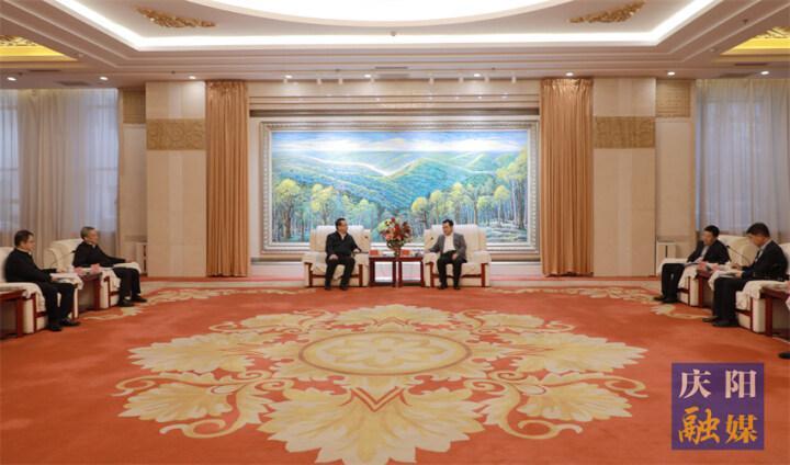 黃澤元與長慶油田分公司執(zhí)行董事、黨委書記李戰(zhàn)明和總經(jīng)理、黨委副書記余浩杰一行座談
