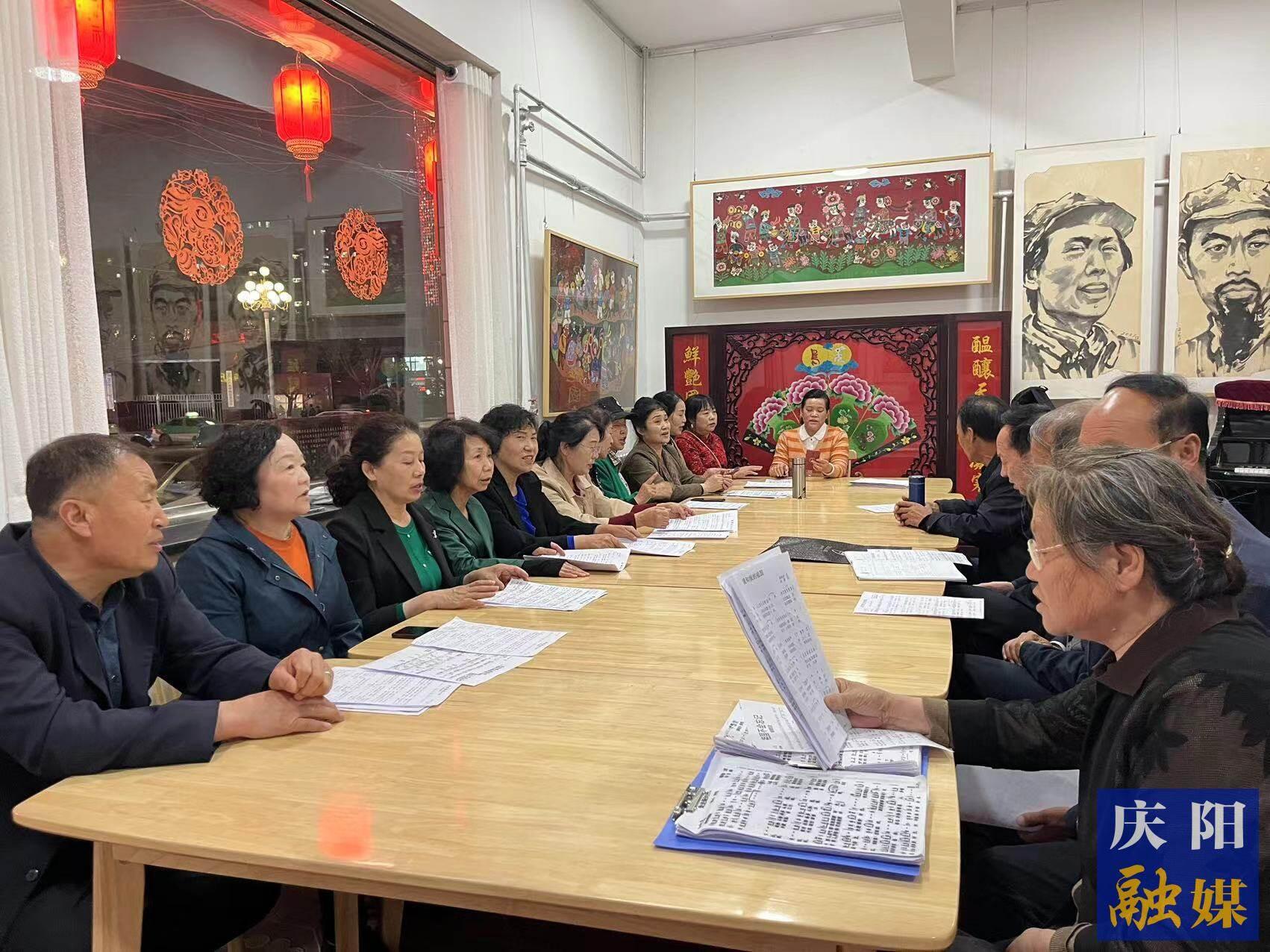 華池縣文化館民歌合唱團的成員在練習(xí)隴東民歌。