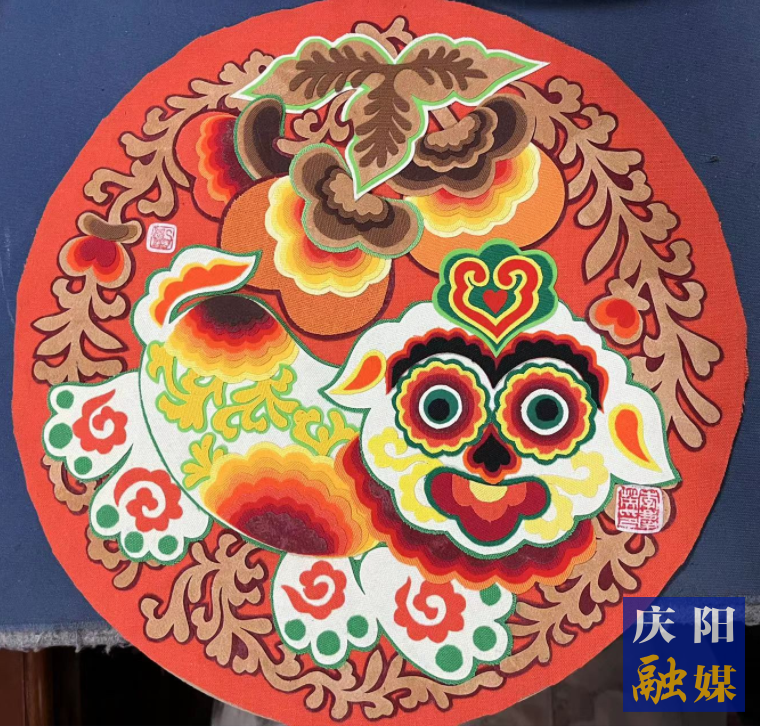 李慶英創(chuàng)作的布貼畫作品。