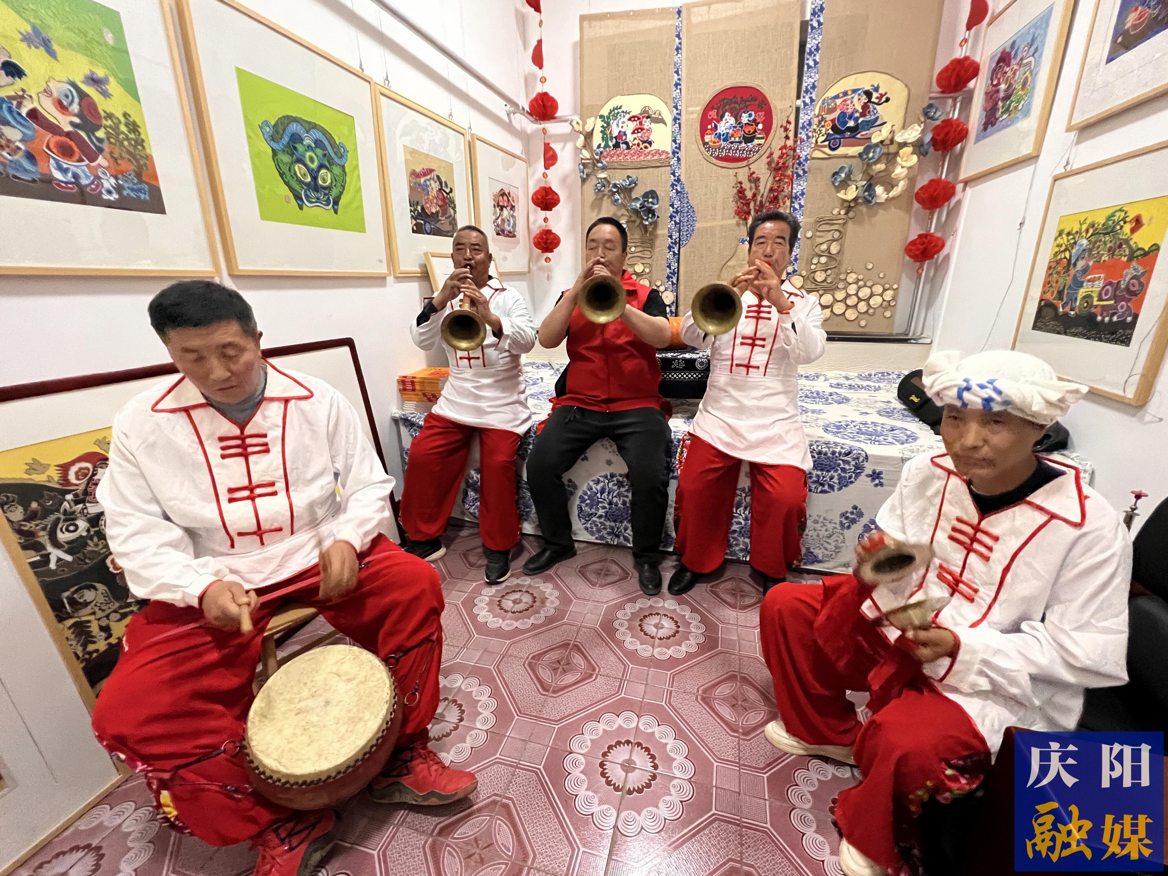高小兵（左三）和同伴在練習(xí)吹嗩吶。