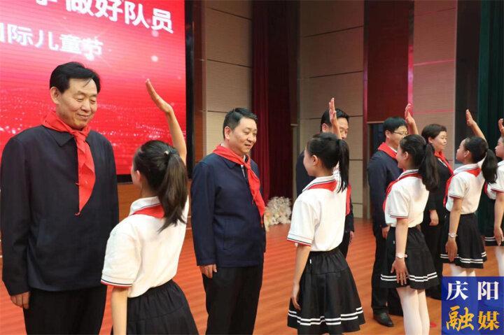 周繼軍在開展“六一”兒童節(jié)慰問和結(jié)對幫扶工作時(shí)強(qiáng)調(diào) 用心用情關(guān)愛少年兒童 共同托起慶陽的未來和希望