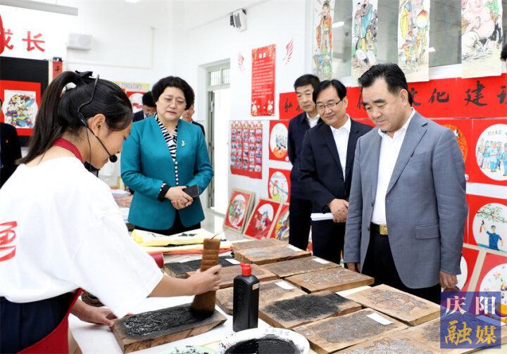 向全市少年兒童致以節(jié)日祝福！黃澤元開展“六一”國際兒童節(jié)慰問活動