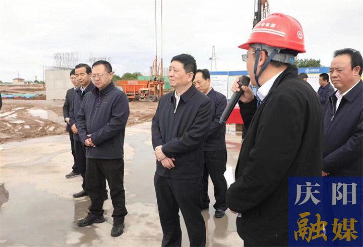周繼軍在調(diào)研西合東繞城一級公路項(xiàng)目建設(shè)工作時(shí)強(qiáng)調(diào) 統(tǒng)籌協(xié)調(diào)調(diào)度強(qiáng)化要素保障高標(biāo)準(zhǔn)高效率高質(zhì)量推進(jìn)項(xiàng)目建設(shè)
