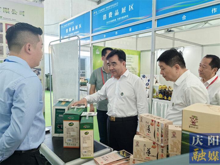 黃澤元周繼軍巡視蘭洽會(huì)時(shí)尚消費(fèi)品和“甘味”農(nóng)產(chǎn)品展區(qū)慶陽企業(yè)展位