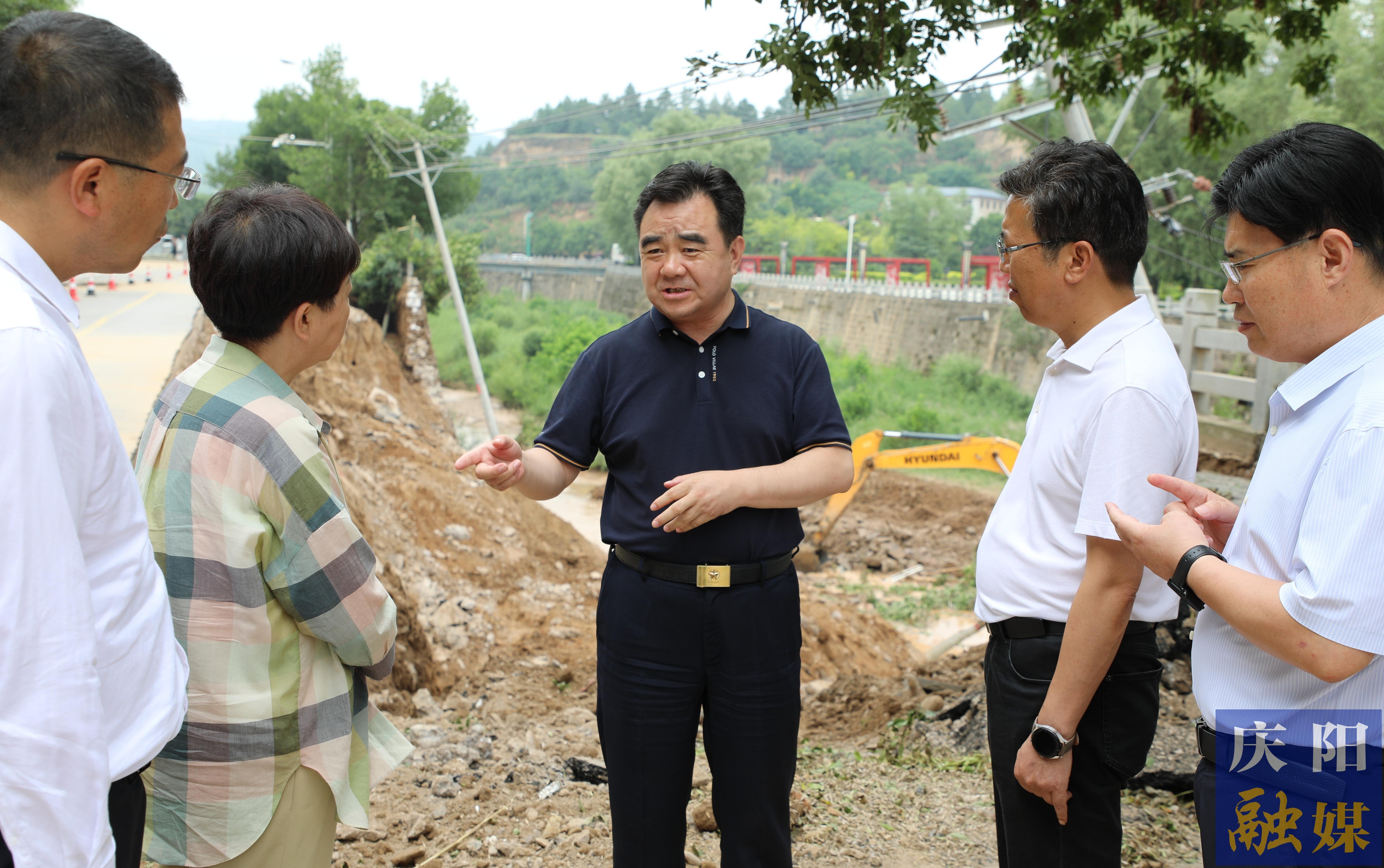 黃澤元在寧縣調研察看雨后受災和救災工作時強調 最大限度降低洪澇災害損失 盡快恢復群眾生產生活秩序