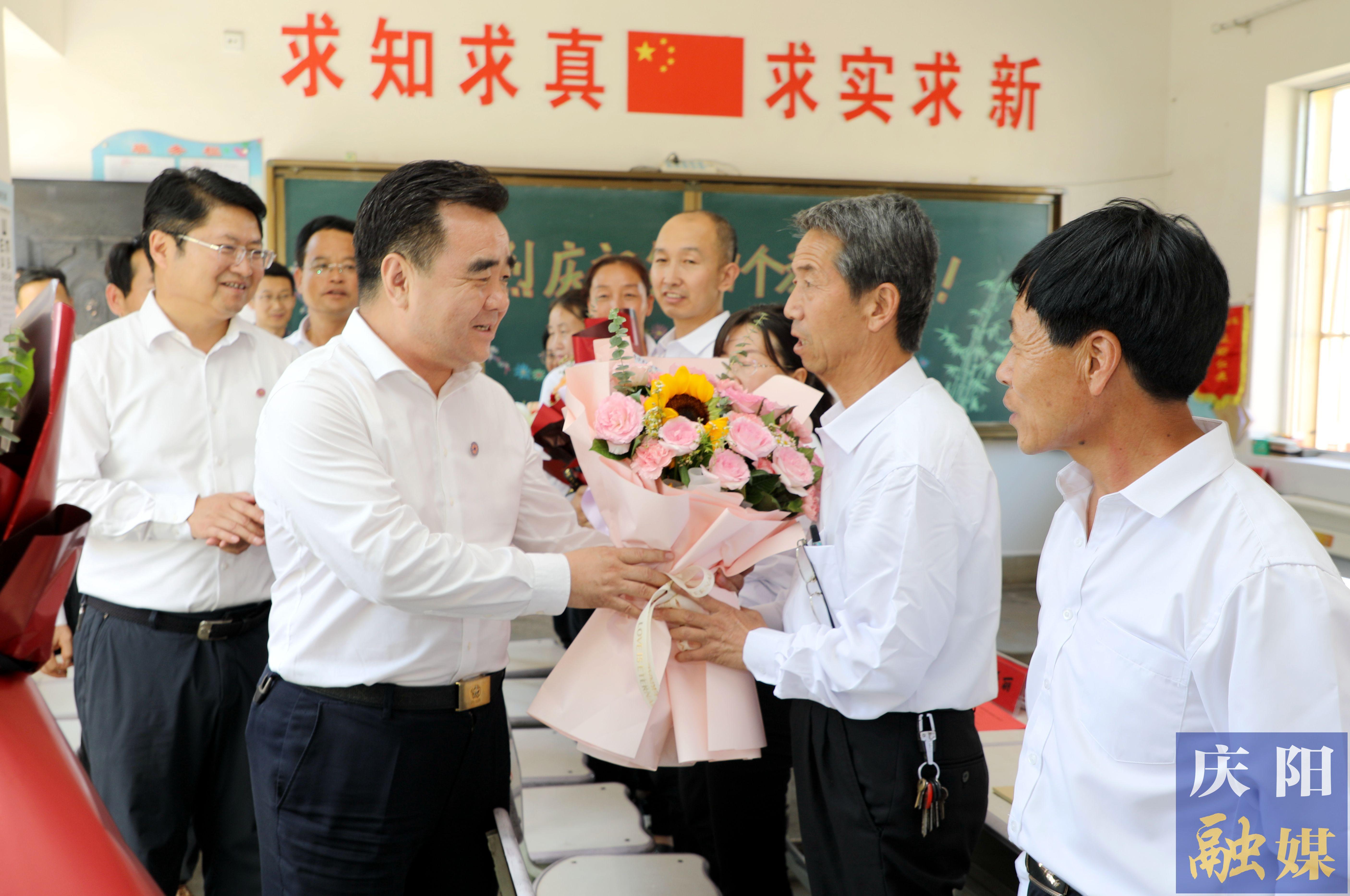 黃澤元在鎮(zhèn)原縣屯字鎮(zhèn)田嶺小學(xué)走訪慰問一線教師 勉勵(lì)大家擔(dān)當(dāng)教育使命，當(dāng)好美麗園丁，引領(lǐng)鄉(xiāng)村文化，努力培養(yǎng)德智體美勞全面發(fā)展的社會(huì)主義建設(shè)者和接班人