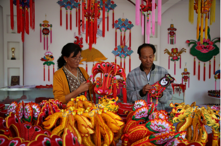 【中國民俗風 慶陽香包情】白彩霞：趕制逾萬件民俗產(chǎn)品參展香包節(jié)