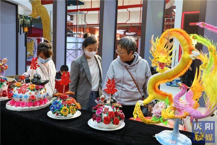 【攝影報(bào)道】先睹為快！香包節(jié)展銷產(chǎn)品豐富多彩琳瑯滿目
