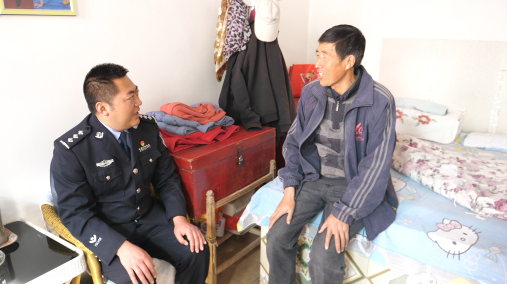 還清30元欠款！寧縣公安助92歲平?jīng)隼先送瓿?0年心愿