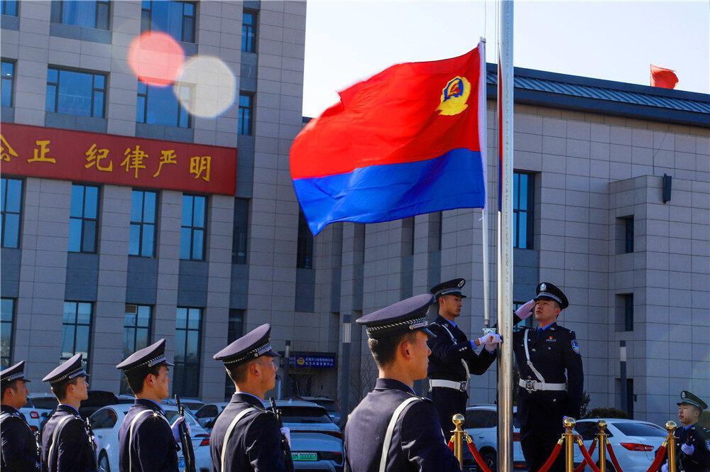 【攝影報道】慶陽市公安局西峰分局舉行升警旗儀式，慶祝第四個中國人民警察節(jié)