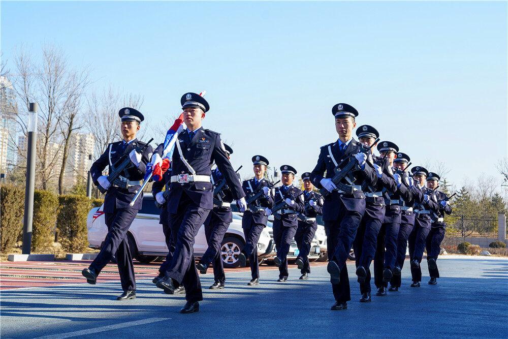 【攝影報道】慶陽市公安局西峰分局舉行升警旗儀式，慶祝第四個中國人民警察節(jié)