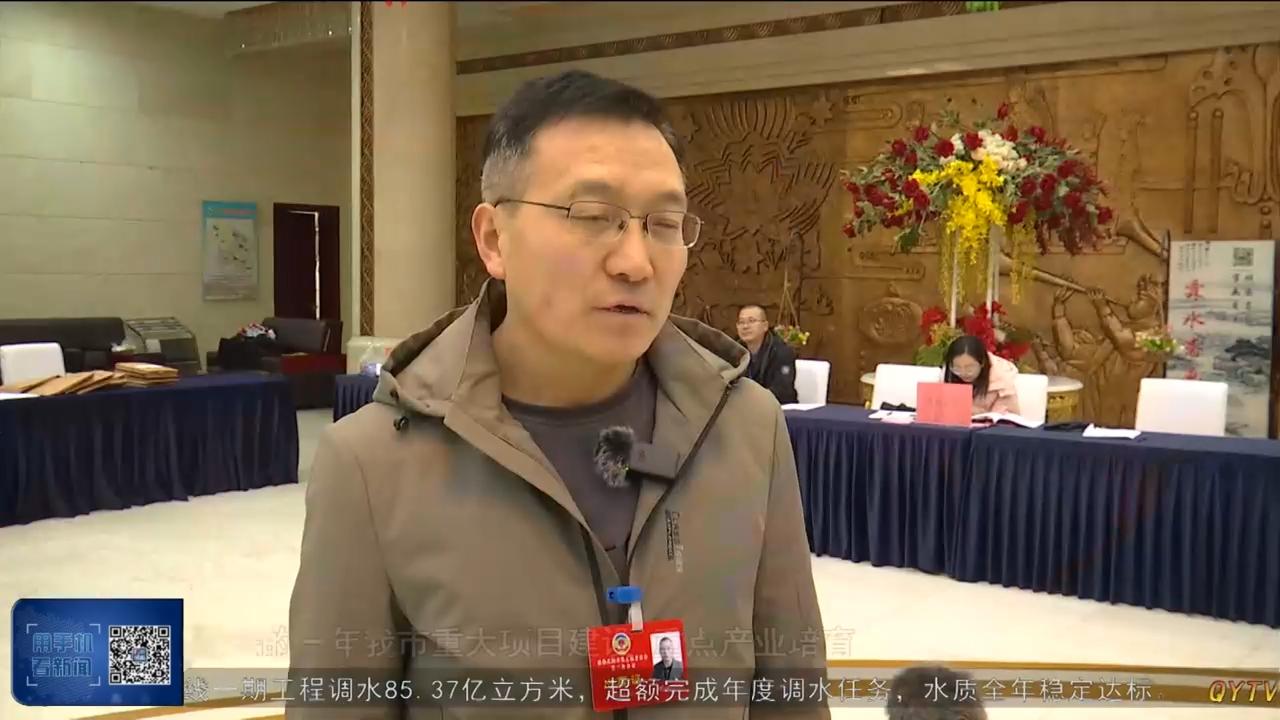 出席政協慶陽市第五屆委員會第三次會議的委員向大會報到