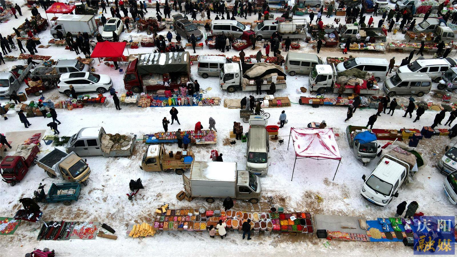 【新春走基層】合水縣：雪地趕年集 年貨擺滿(mǎn)街