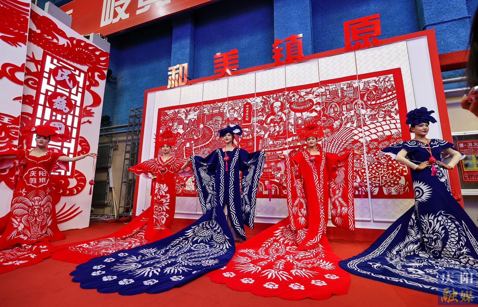 【攝影報(bào)道】香包、刺繡、剪紙……慶陽(yáng)民俗文化精品展區(qū)中哪些展品驚艷到你