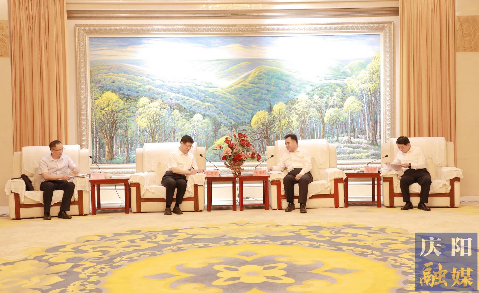 黃澤元周繼軍與華電集團(tuán)副總工程師、華電煤業(yè)集團(tuán)黨委書記、董事長(zhǎng)杜將武一行座談