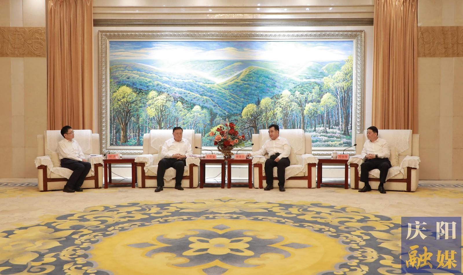 黃澤元周繼軍與中國(guó)交通建設(shè)集團(tuán)有限公司黨委書記、董事長(zhǎng)王彤宙一行座談