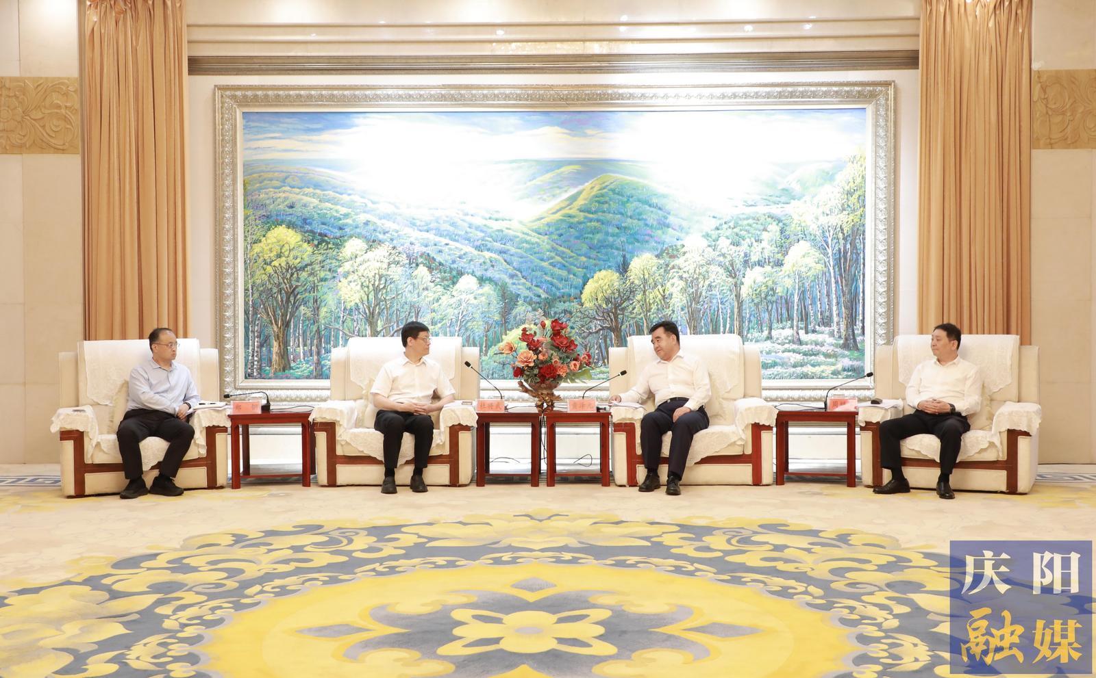 黃澤元與華電煤業(yè)集團(tuán)黨委書記、董事長杜將武一行座談