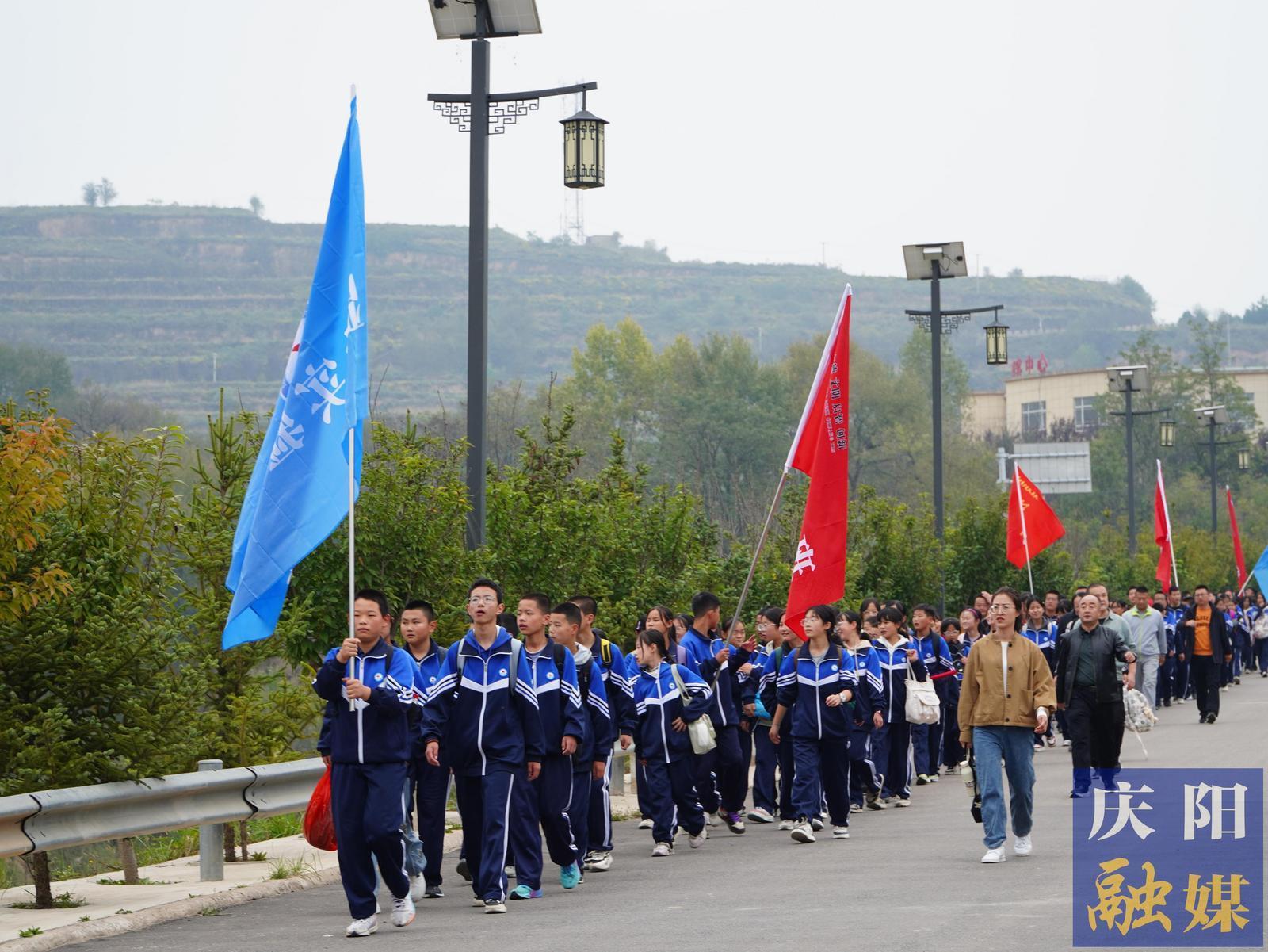 為青春勵志 為前行追光 慶陽市西峰區(qū)顯勝實(shí)驗(yàn)學(xué)校開展20公里徒步研學(xué)活動