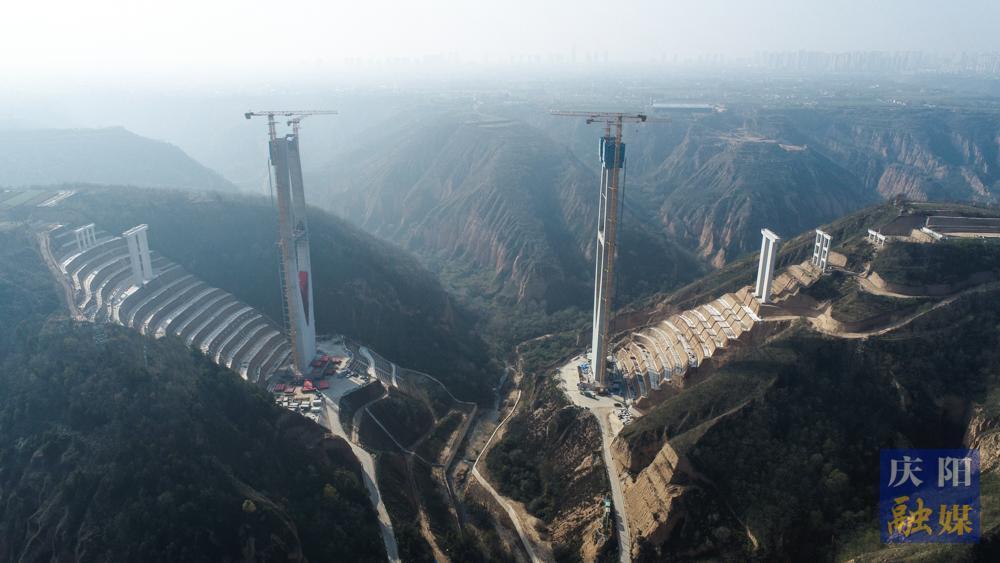 【攝影報(bào)道】G244線慶陽(yáng)過境段公路項(xiàng)目張鐵溝特大橋4號(hào)主塔主體封頂
