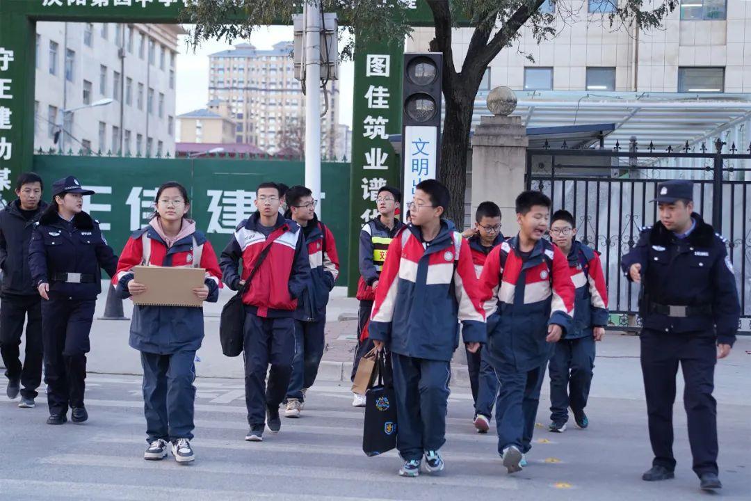 溫情護學崗 暖心伴成長——西峰公安南街派出所常態(tài)化開展護學崗勤務