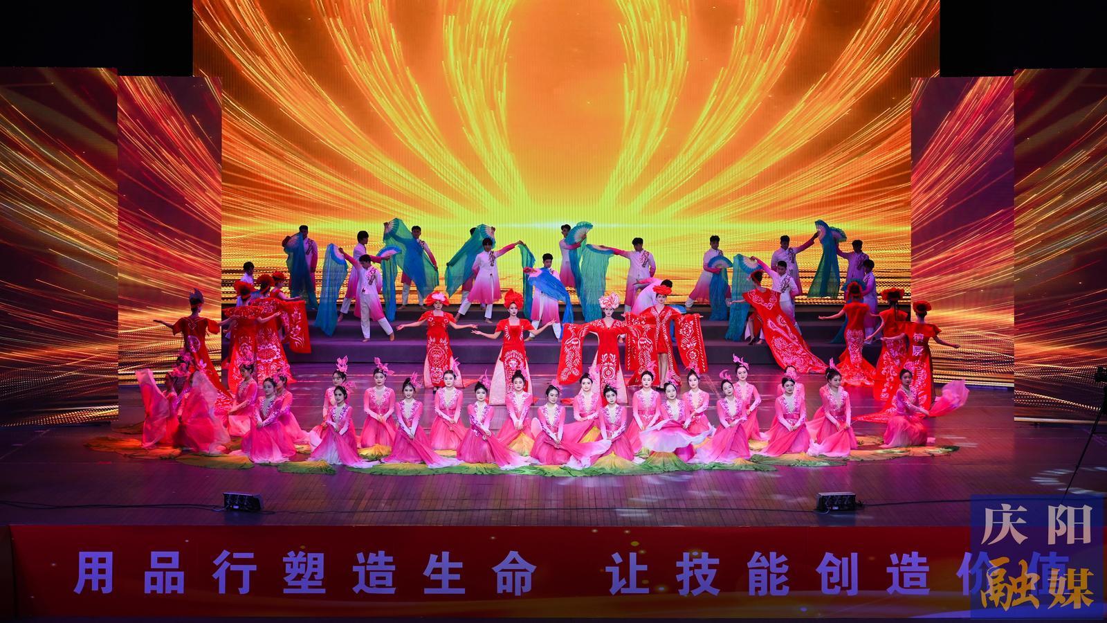 【攝影報(bào)道】慶陽職業(yè)技術(shù)學(xué)院“匠心育才向未來”文藝晚會(huì)舉行