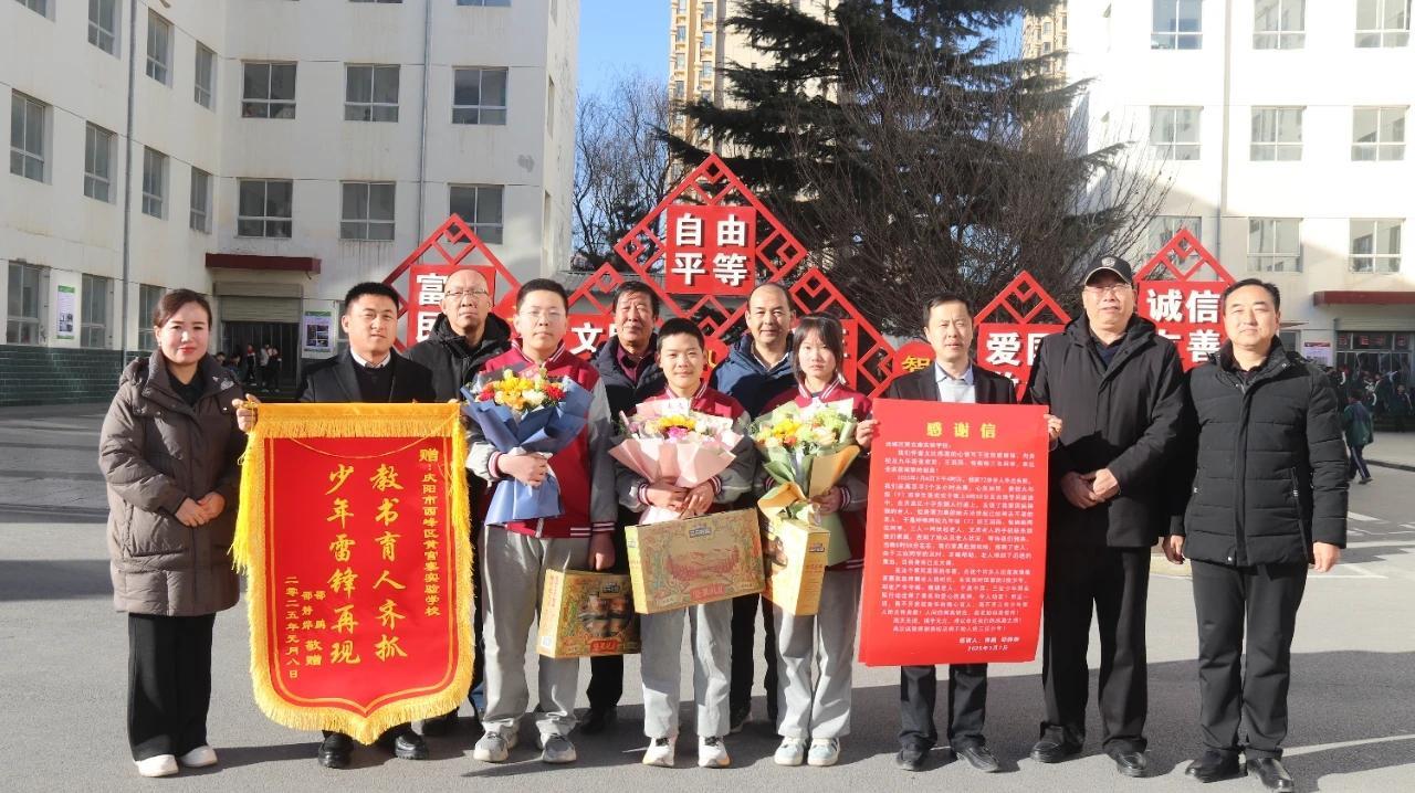 【點亮美好教育·展示美德學生】七旬老人走失跌倒  陽光少年暖心救助