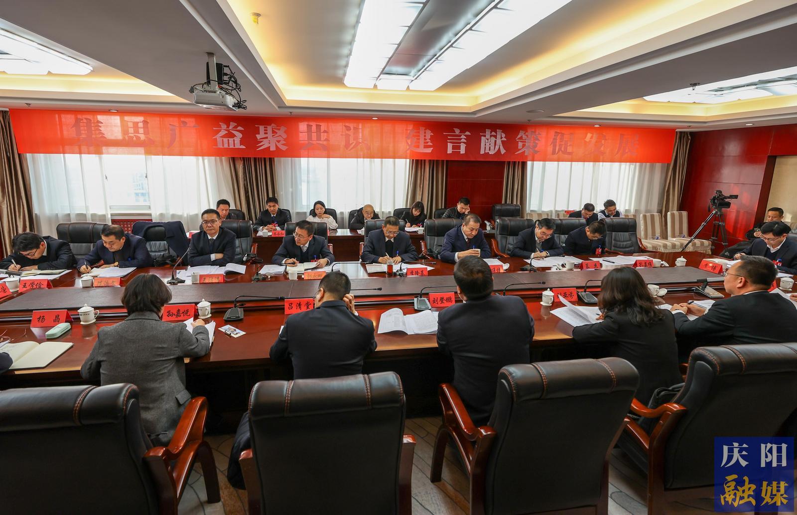 慶陽市政協(xié)委員分組討論政府工作報(bào)告和計(jì)劃、財(cái)政報(bào)告