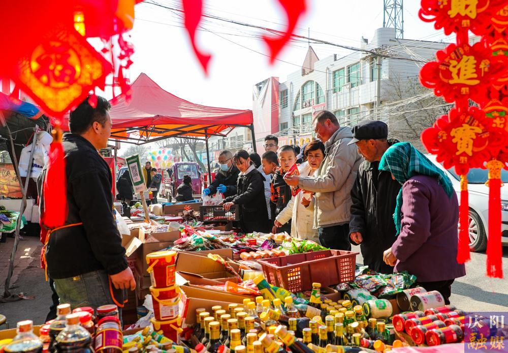 【慶陽(yáng)年味·攝影報(bào)道】趕大集備年貨，煙火氣里年味兒濃