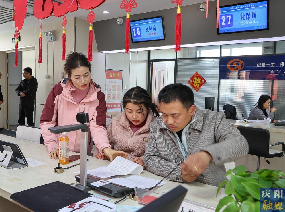【攝影報道】正寧縣“小寧幫辦”：政務(wù)服務(wù)新亮點(diǎn)，提升群眾滿意度
